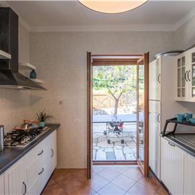4 bedroom with pool and panoramic sea views near Serrento, sleeps 10